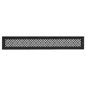 Puede incluir: Una larga rejilla de ventilación rectangular de metal negro con un patrón geométrico repetitivo. El diseño presenta una serie de formas interconectadas, creando un elemento decorativo abierto. La rejilla está diseñada para montarse en una pared o techo.