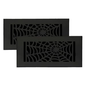 Puede incluir: Dos cubiertas de ventilación de metal negro con un diseño de telaraña. Las cubiertas rectangulares tienen un patrón de telaraña central con líneas radiales y segmentos curvos, ideal para Halloween.