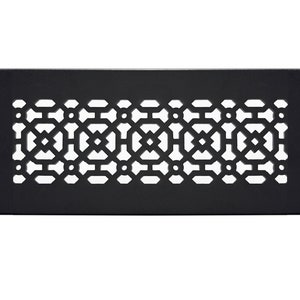 Puede incluir: Rejilla de ventilación de metal negro con un diseño geométrico. La rejilla de ventilación es rectangular y tiene un patrón decorativo de cuadrados y círculos entrelazados.