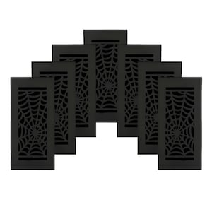 Puede incluir: Un conjunto de siete cubiertas de ventilación decorativas rectangulares negras. Cada cubierta presenta un diseño de telaraña recortado. Las cubiertas de ventilación están dispuestas en forma de abanico, creando una exhibición decorativa.