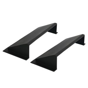 Pode incluir: Duas esquadrias de prateleira de metal preto. Cada esquadria tem uma base plana e um suporte triangular que se inclina para cima até um topo plano. As esquadrias são projetadas para suportar uma prateleira.