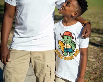 Little Beach Dude Kinder T-Shirt - süße Surfing Schildkröte Sommer T-Shirt für Kleinkinder & Jugendliche, Ocean Vibes T-Shirt für Jungen oder Mädchen