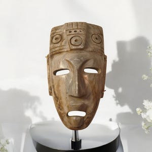 Sculpture de tête aztèque en marbre
