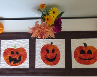 Funny carved pumpkin table runner digital quilting and sewing pattern, Halloween pumpkin quilt pattern, applique pumpkin make at home guide