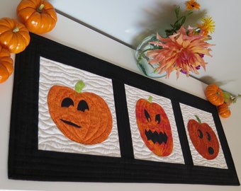 Halloween-Tischläufer-Quiltmuster mit Kürbis (PDF), Jack-O'-Lantern-Quiltmuster, Gruseliges Herbst-Quiltmuster, Kürbisgesicht-Quilt, Nähen