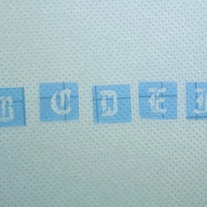 Återanvändbar airbrush-stencil för nagelkonst i gammal engelsk uppercase-stil med vinyl