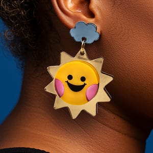 Gouden zon acryl oorbellen gegraveerd geel zomer lasergesneden bungel stud schattig uniek speels statement nieuwigheid sieraden cartoon zonneschijn