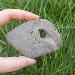 アイルランドのハグストーン：天然の穴あき瞑想用小石