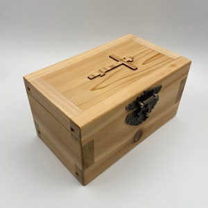 Caja de recuerdos y tesoros ortodoxa con incrustaciones de cruz de madera de olivo de Belén