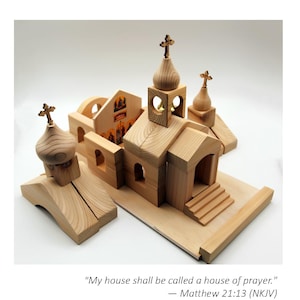 Pode incluir: Modelo de madeira de uma igreja ortodoxa com m&uacute;ltiplos componentes, incluindo uma estrutura principal, torres sineiras e uma base. O modelo &eacute; acompanhado de texto que diz "DISCOVERING THE ORTHODOX CHURCH BUILDING" e "A Simple Guide for Children with a Fairy Tale and Coloring Page."