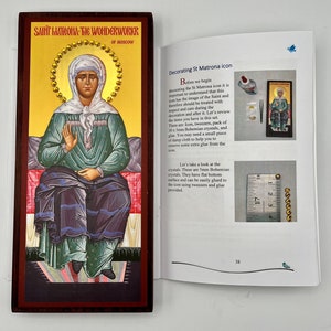 May include: A wooden icon of Saint Matrona the Wonderworker of Moscow. The icon is decorated with a gold halo and a gold trim around the edges. The icon is set against a white background. The image is accompanied by instructions on how to decorate the icon with crystals and glue.