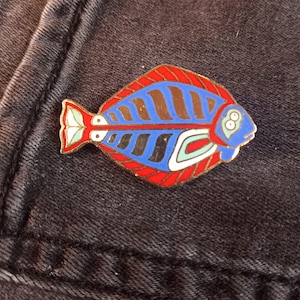 fish pin,fish,fashion,fashion pin,icthyologist,flat fish,sun fish,pin,cartoon pin,cartoon character