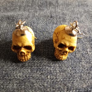 acrylic skull earrings,skeleton,cranium,anatomy,jewelry,gift,stocking stuffer,goth,gothic,neogoth,punk,grunge,emo,spooky,halloween,scary,