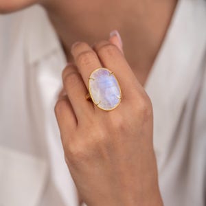 オーバルムーンストーンステートメントリング：スターリングシルバーのブライダルアクセサリー