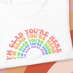 Me alegro de que estés aquí Camisa de maestro retro con letras arcoíris