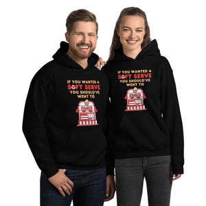 Könnte beinhalten: Schwarzer Kapuzenpullover mit einer roten und weißen Grafik einer Softeis-Maschine. Der Text auf dem Pullover lautet "Wenn du dir ein Softeis gewünscht hast, hättest du zu ... gehen sollen".