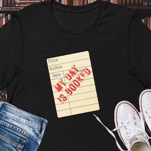 My Day is Booked Library card shirt geweldig voor een bibliothecaris, mediaspecialist of enthousiaste lezer! Uniseks T-shirt