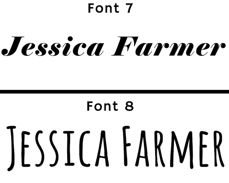 Pu&ograve; includere: Sono mostrate due versioni del nome "Jessica Farmer" in font diversi. La prima versione &egrave; in un font corsivo in grassetto. La seconda versione &egrave; in un font informale scritto a mano.