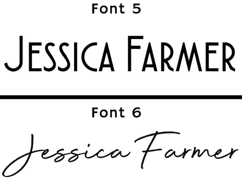 Pu&ograve; includere: Due versioni del nome "Jessica Farmer" in font diversi. Il primo &egrave; in un font bold, sans-serif. Il secondo &egrave; in un font corsivo.