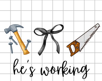 PNG de "Está trabajando", archivo PNG de construcción, diseño de sublimación de trabajador de la construcción, diseño de lazo coqueto de "Está trabajando", camisas para él