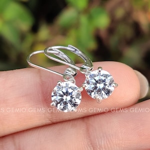 Pendientes de boda de moissanita redonda de 3 TCW, pendientes de oro blanco macizo de 14 quilates, pendientes colgantes, pendientes de aro Huggie, regalo de aniversario para ella