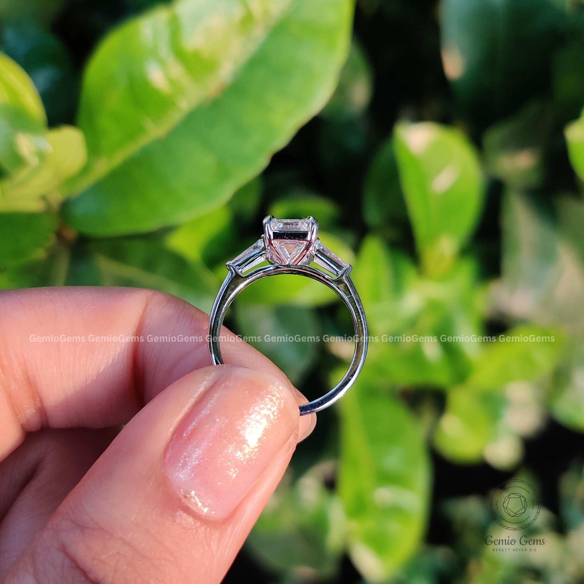 2カラットのエメラルドカットのラボグロウンダイヤモンド婚約指輪、14K