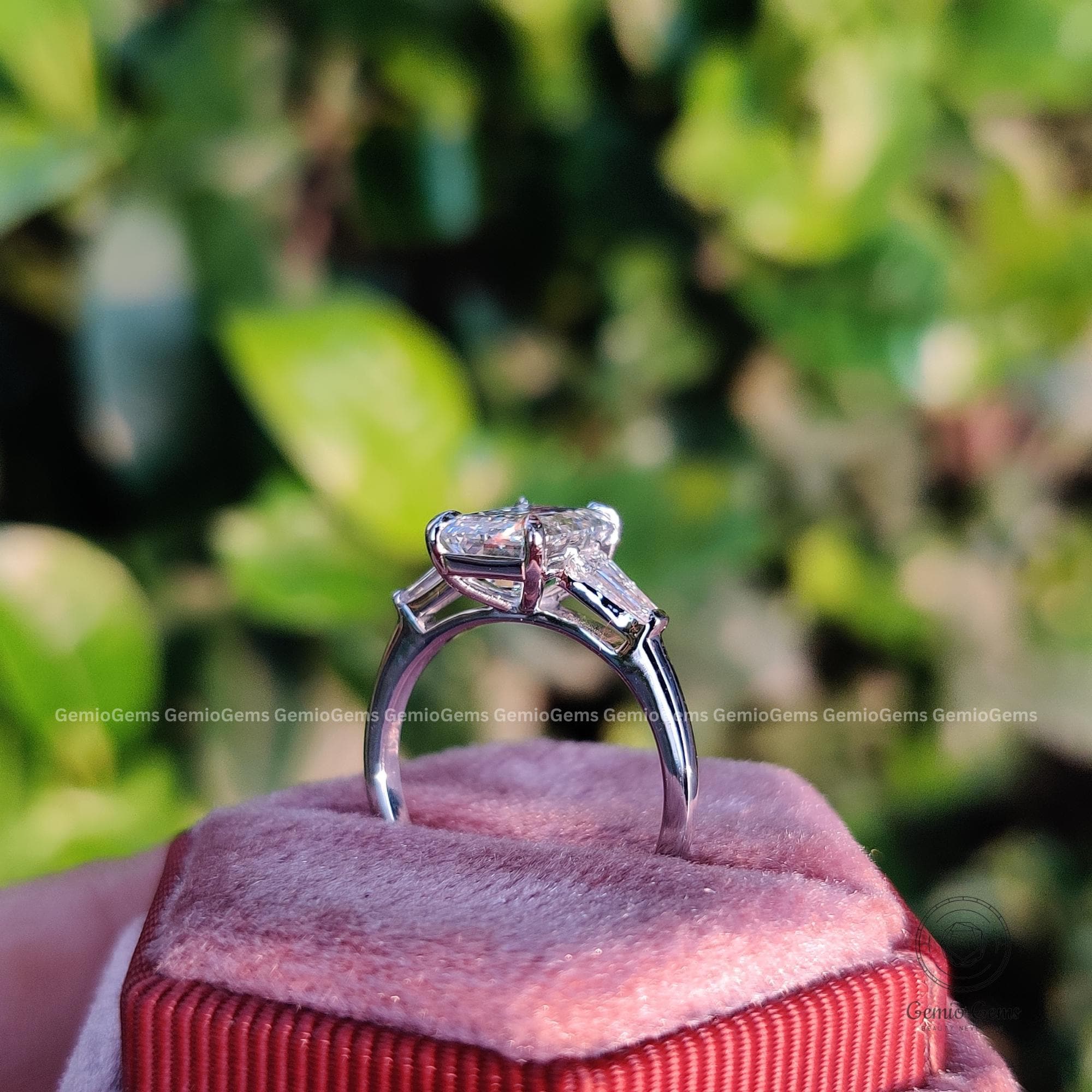 2カラットのエメラルドカットのラボグロウンダイヤモンド婚約指輪、14K