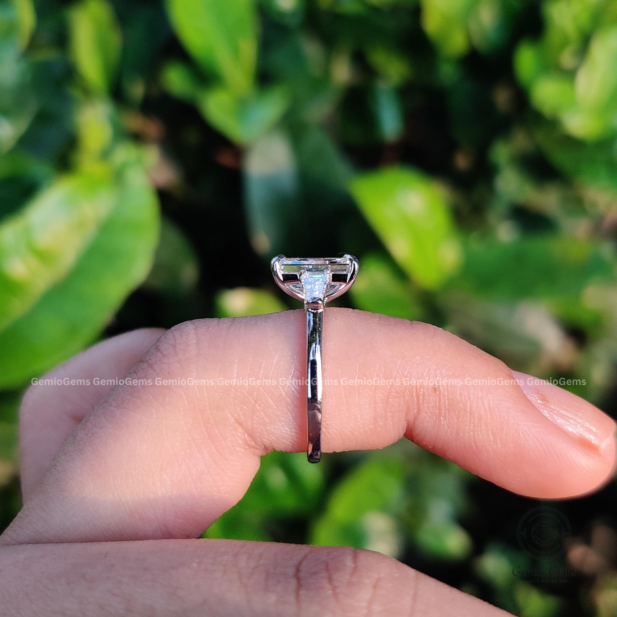 2カラットのエメラルドカットのラボグロウンダイヤモンド婚約指輪、14K