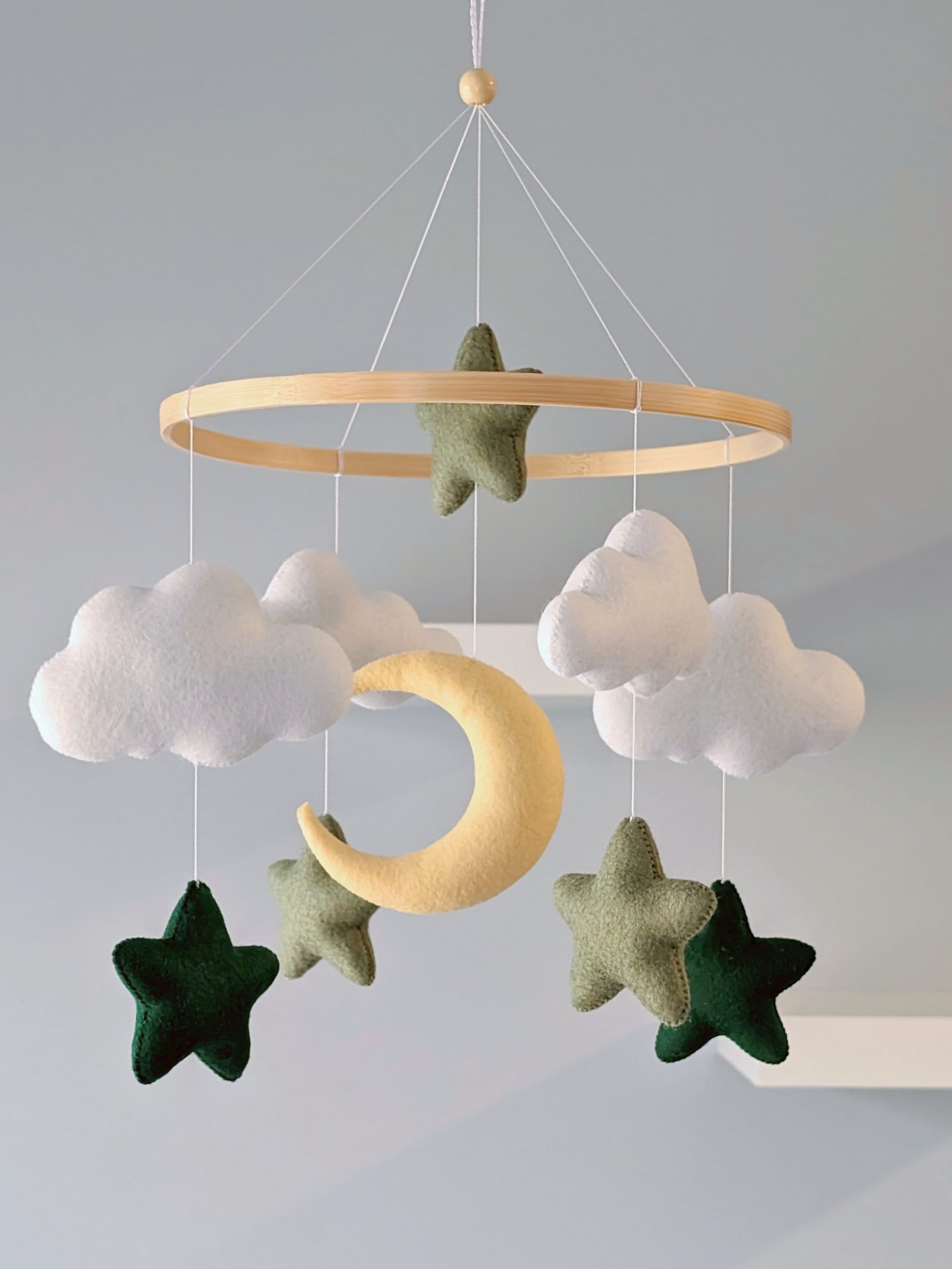 Decoración de guardería de género neutro, estrellas y luna verdes, móvil de nubes de fieltro, regalo para baby shower