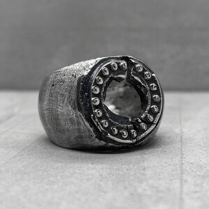 PORTAL RING Unusual Round Signet Ring With a Crack and a - Etsy