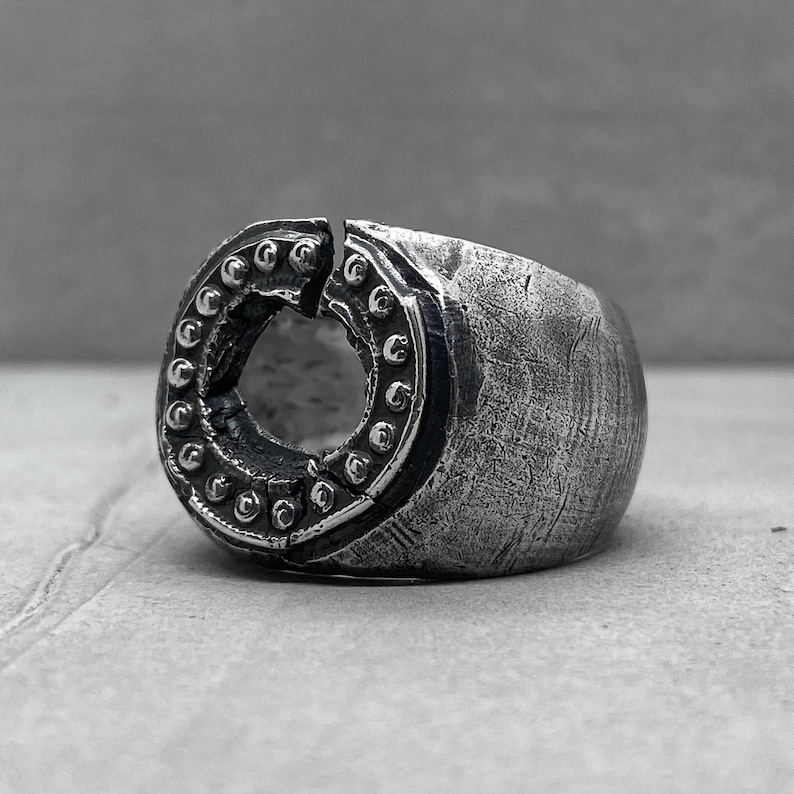 PORTAL RING Unusual Round Signet Ring With a Crack and a - Etsy