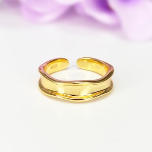 Verstelbare ring 18k verguld sterlingzilver: ring van golvend geslagen metaal. Sigarenband met organische vorm, cadeau voor haar statement-reisring