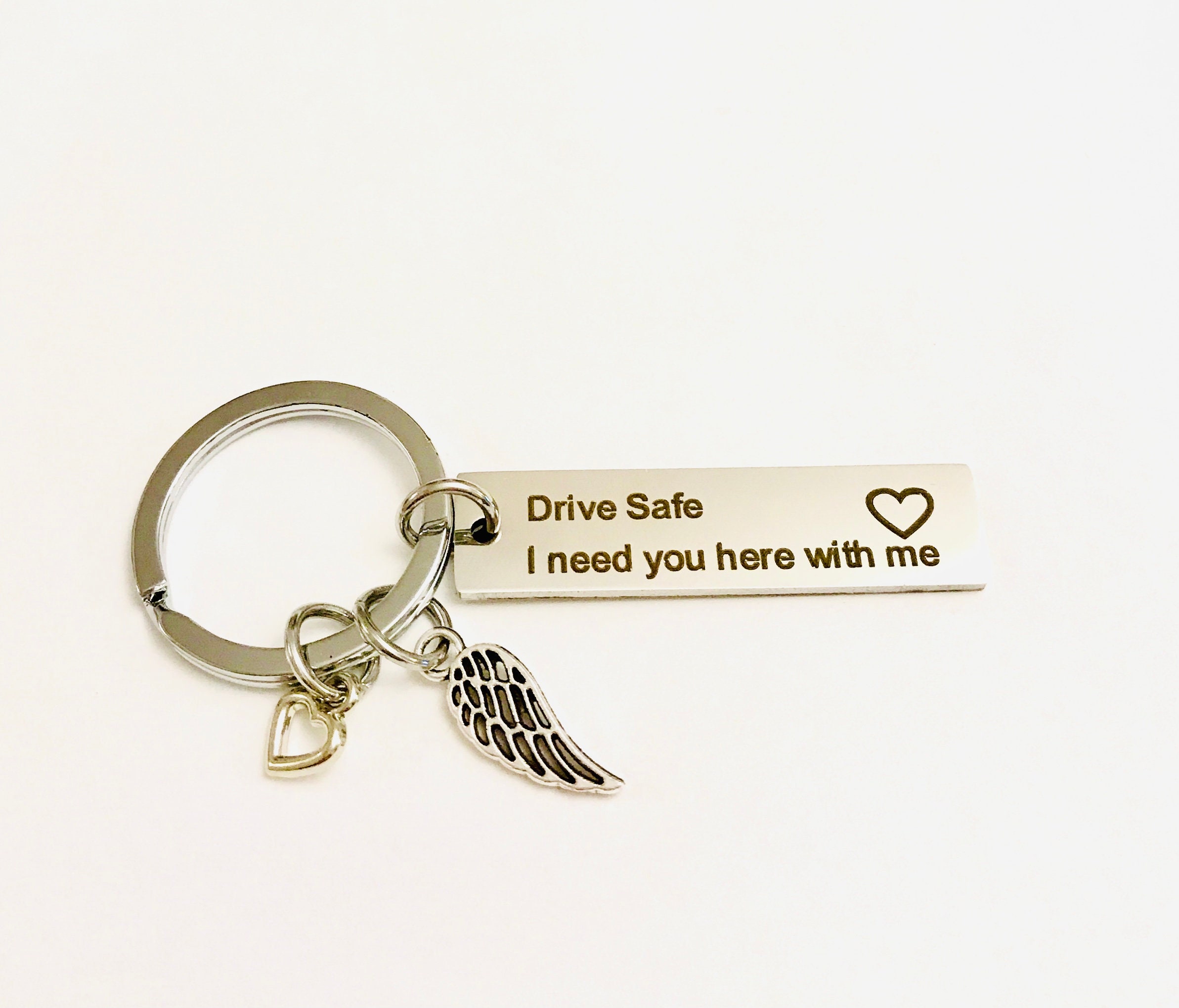 VICKSONGS Drive Safe Schlüsselanhänger - Fahr Vorsichtig, Ich brauch Dich  Hier bei Mir, Drive Safe I Need You Here with Me, Geschenk zum Neuen Auto  Schlüssela…