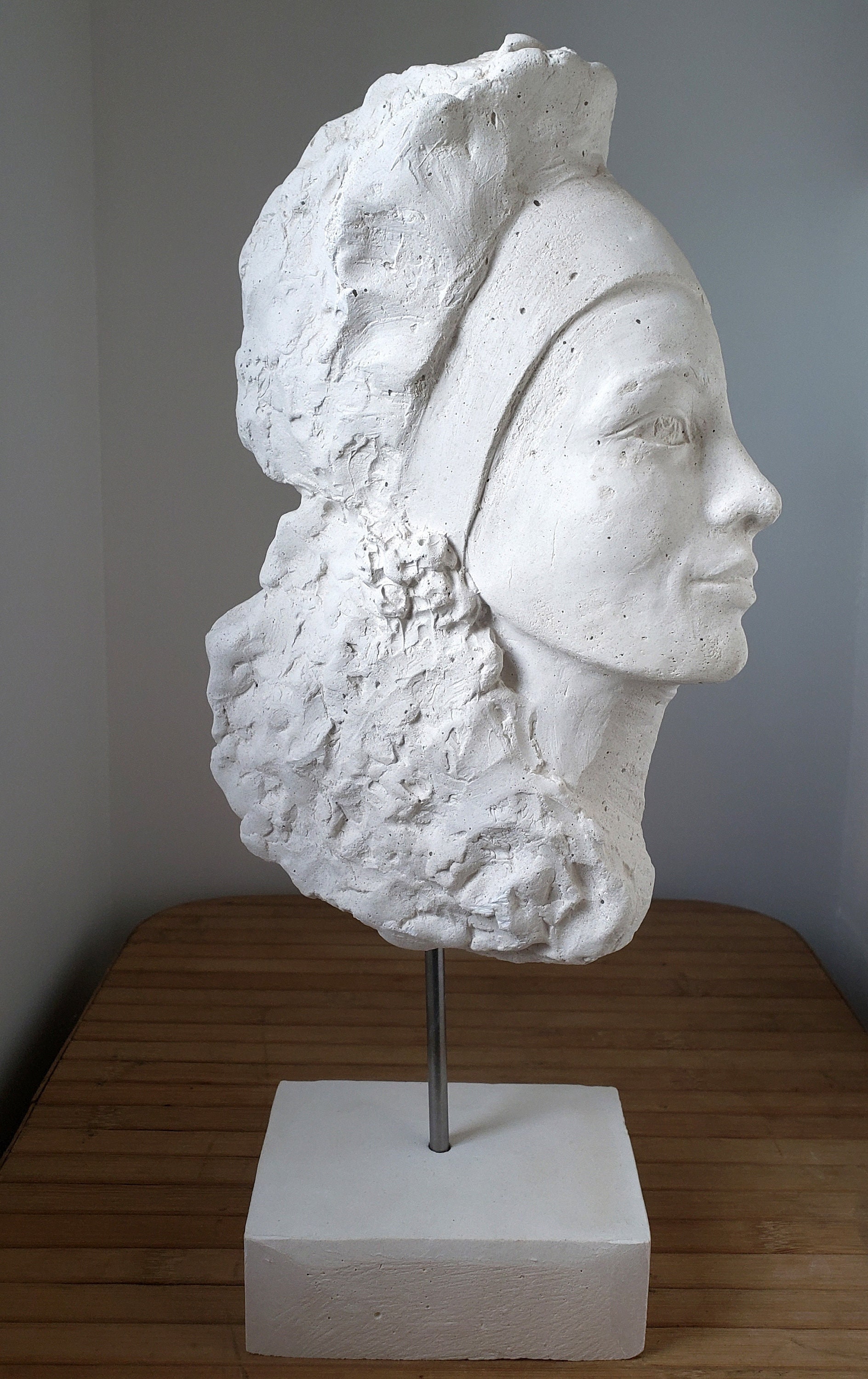 Tête de Jeune Femme en Plâtre