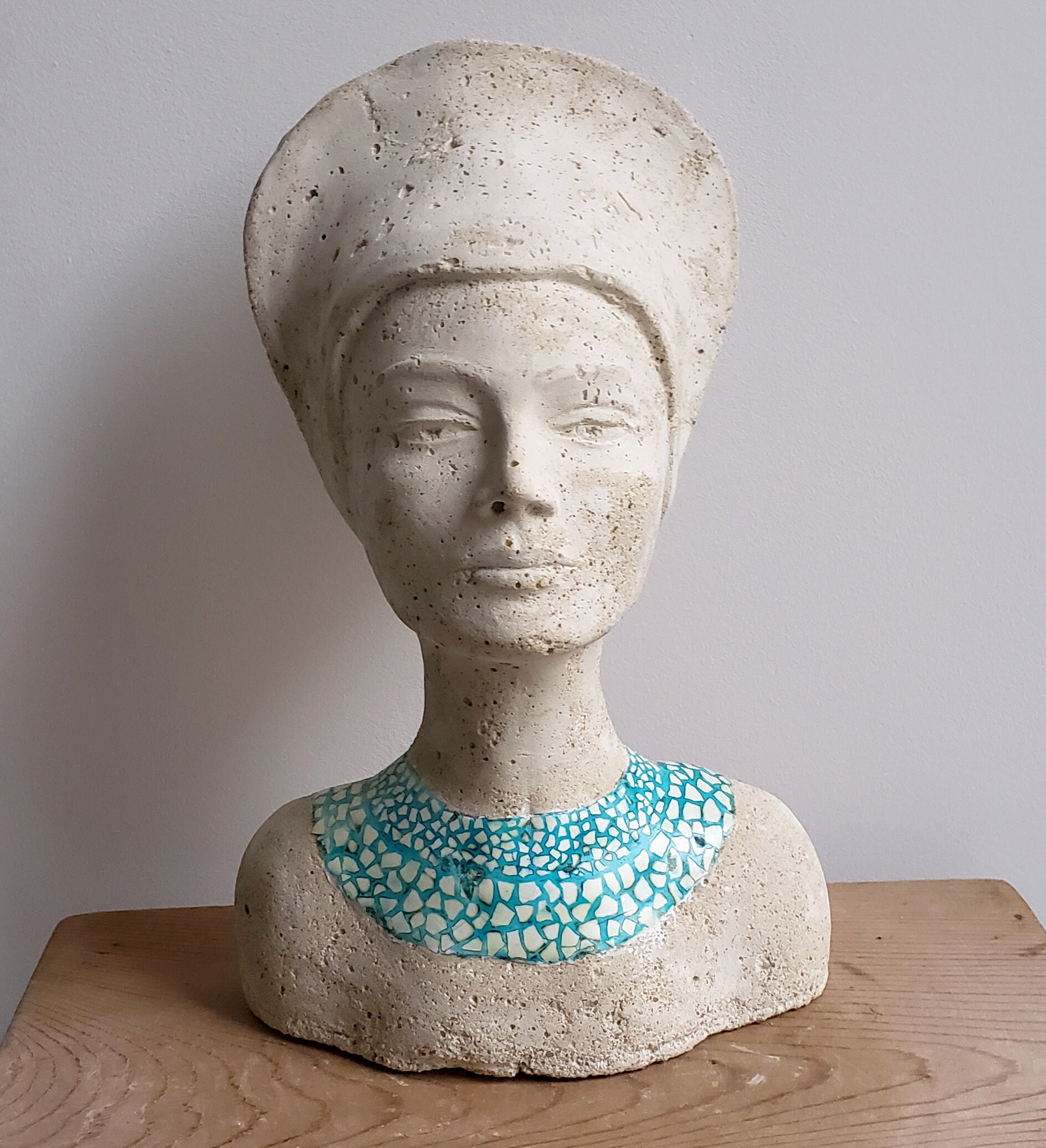 Buste de Femme en Ciment et Mosaïque Coquille d'oeuf