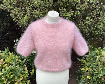 Maglione corto a maniche corte in mohair rosa lavorato a mano. Taglia 10/12.