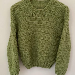 Hand knitted jumper in wool and acrylic. Size 8/10. Green