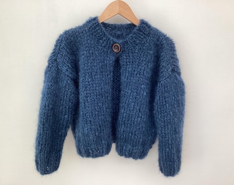 Handgestrickte grobstrick Mohair-Strickjacke. Blau/grau. Größe 92cm.