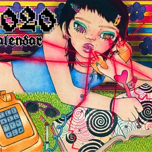 Könnte beinhalten: Eine 2020-Kalenderillustration mit einem Cartoon-Mädchen mit buntem Make-up und einem Retro-Telefon. Das Mädchen trägt ein blaues Hemd und sitzt auf einer grünen Grasfläche. Der Kalender hat ein schwarz-weißes Spiralnotizbuch mit einem rosa Herzen und einem gelben Drehwahltelefon.