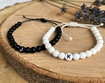 Personalisierte Matte Perlen Armbänder mit Initiale / His Her Bracelets / Matching Bracelets