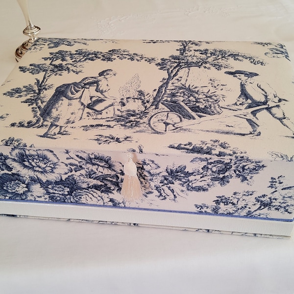 Boite rangement décorative recouverte de tissu style toile de Jouy bleue et blanche pour foulards Hermes ,bijoux, couture, lingerie,courrier