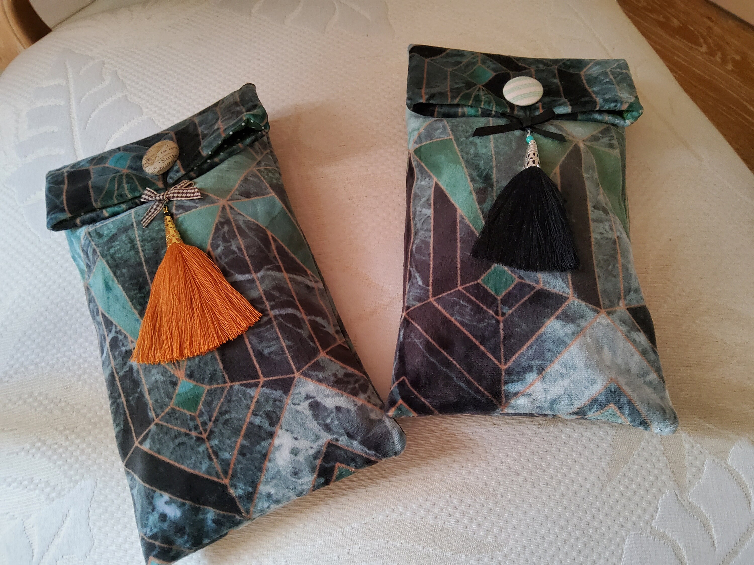 Duo de Pochettes en Velours Art Déco Garnies Sachets Lavande, Boutons Décoratifs, Pompons.