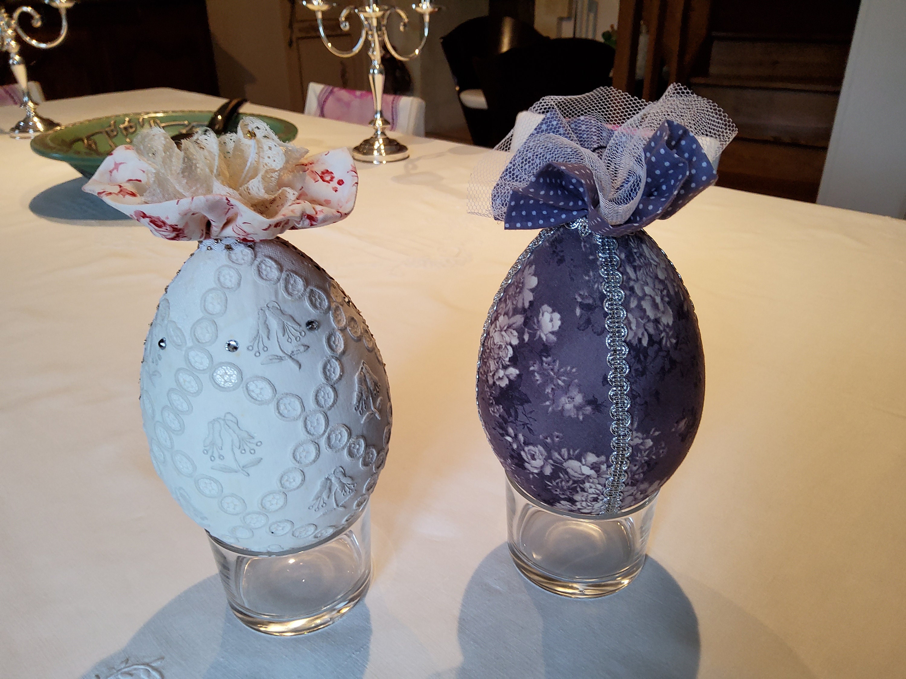 Duo d'œufs Décoratifs Xxl Pour Pâques Recouverts Toile de Jouy, Tissu Fleuri, Broderie, Galons, Stra