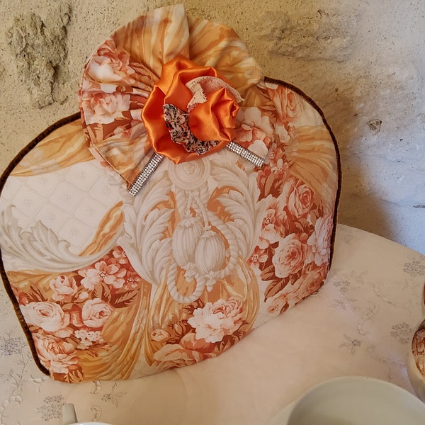 Tea-cosy en tissu italien de luxe à l’extérieur, soie Pierre Frey à l’intérieur, fibres isolantes très épaisses, fleur décorative