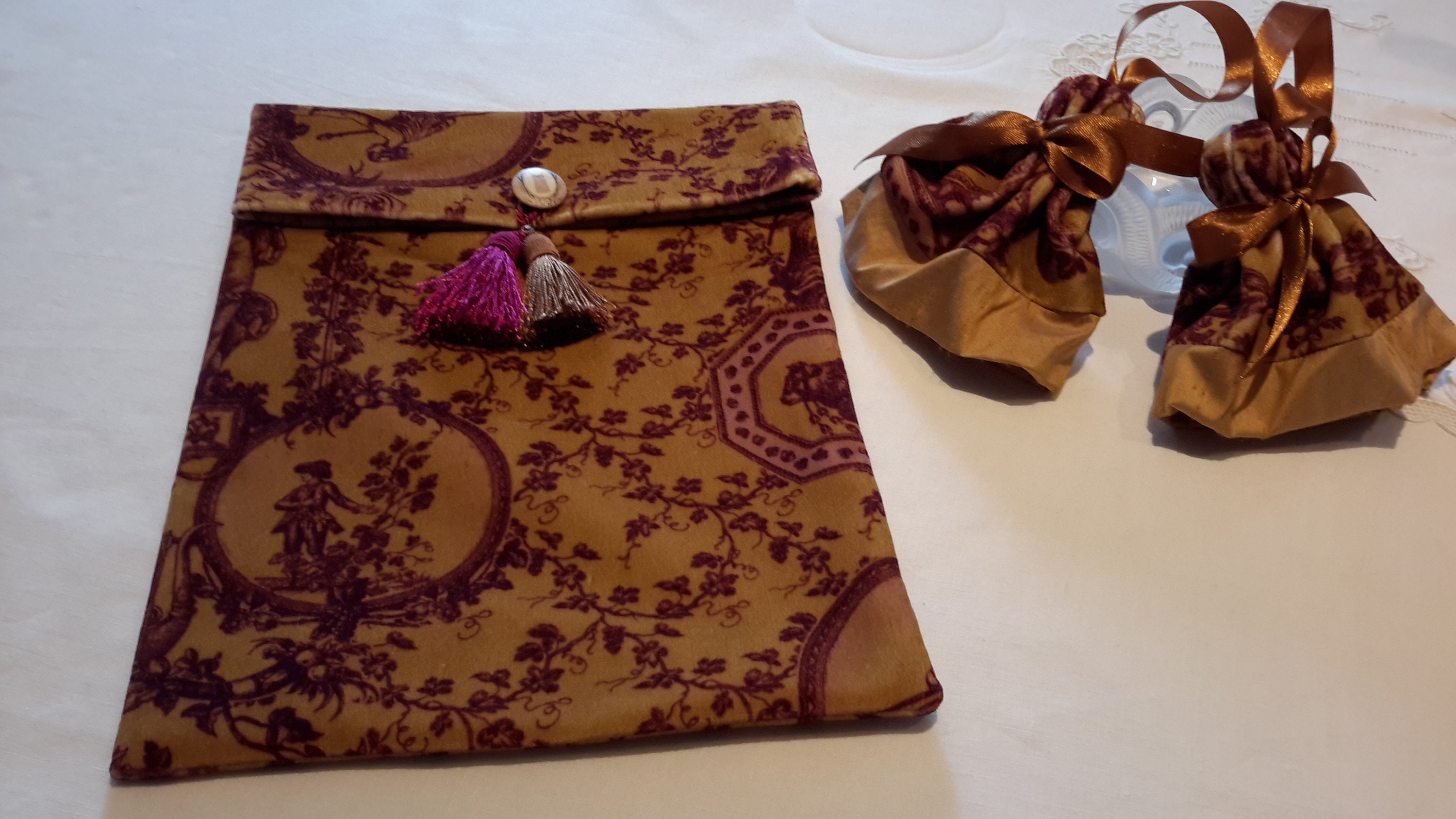 Pochette et Pompons Toile Jouy en Coton de Velours Doublés Soie Sauvage Pour Rangement , Nuisette, L