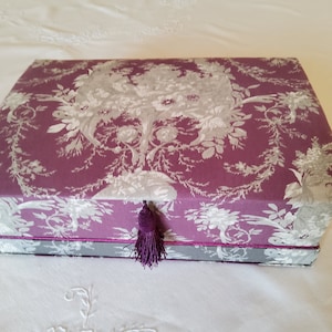 Scatola decorativa per riporre foulard Hermès, gioielli, telecomandi, articoli da cucito... rivestita in toile de Jouy, sacchetto profumato, pompon.