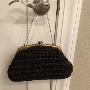 Cartera vintage negra de rafia o con asa de cadena