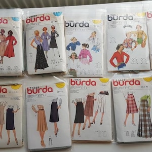 Könnte beinhalten: Eine Sammlung von 12 Burda-Schnittmustern mit verschiedenen Rockdesigns. Die Schnittmuster sind auf weißem Papier mit schwarzem und gelbem Text gedruckt. Die Schnittmuster sind in zwei Reihen mit jeweils sechs Mustern angeordnet.