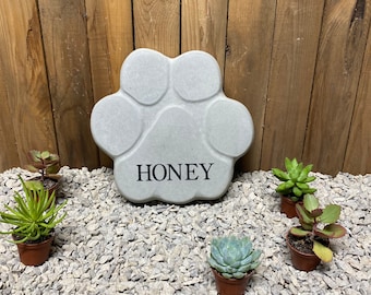 Piedra decorativa grabada a medida con la huella de la pata de la mascota.