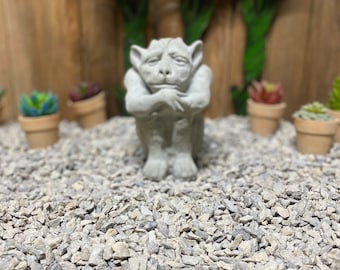 Sitting gargoyle Concrete statue